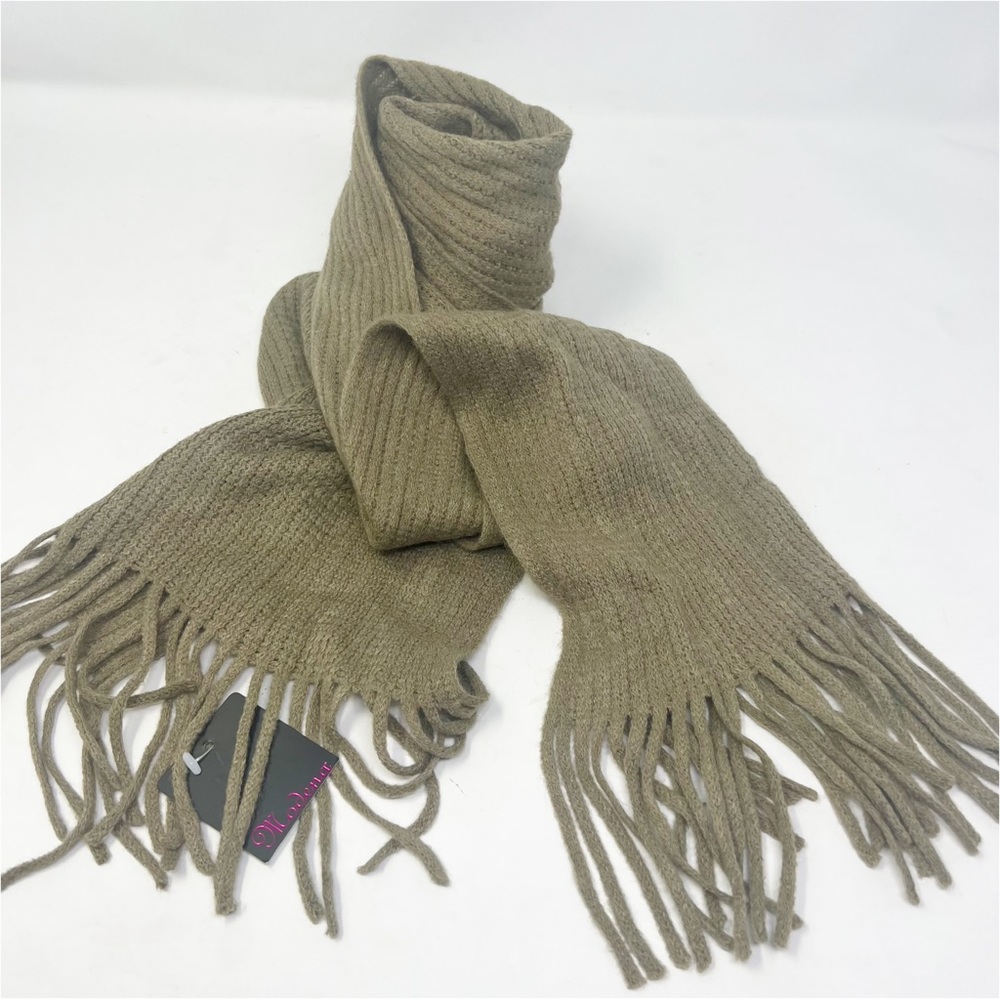 😻NWT Modena Fringed Scarf
